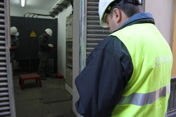 Archivo - Personal técnico de Endesa.