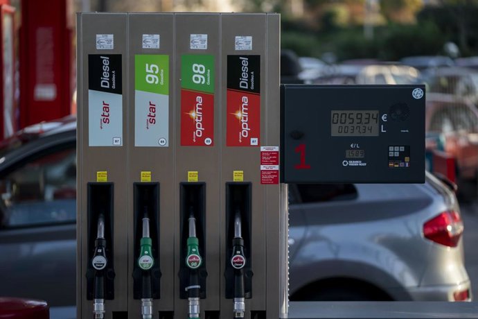 Mangueras de combustible en una gasolinera, archivo 