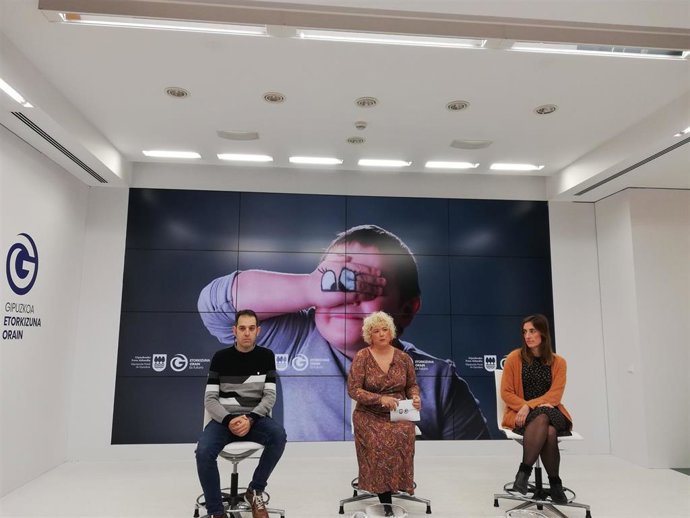 Aitzol Illarramendi, la diputada foral Maite Peña, y Jone Aginagalde presentan la campaña para la acogida urgente de menores en Gipuzkoa