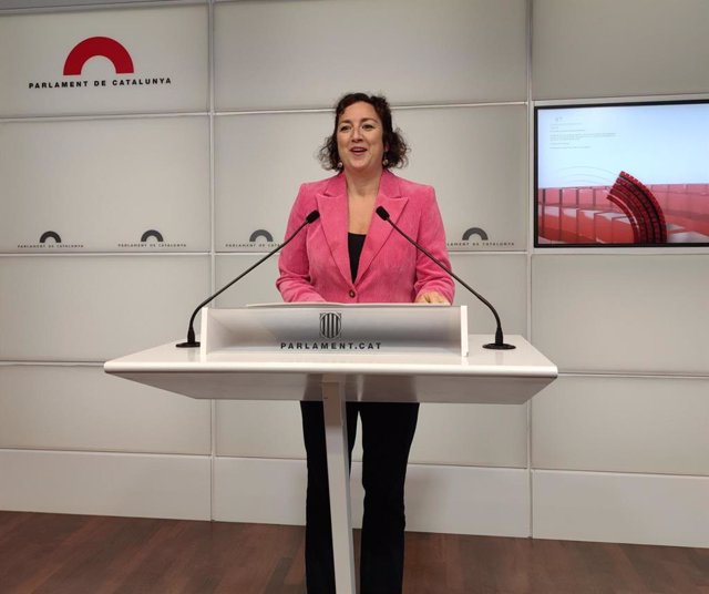 La portavoz del grupo parlamentario socialista, Alícia Romero, en rueda de prensa en la Cámara catalana