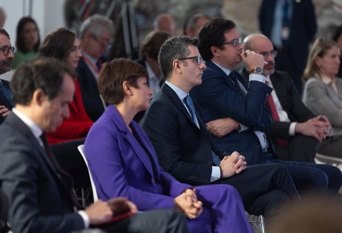 La ministra de Política Territorial y portavoz del Gobierno de España, Isabel Rodríguez (2i), y el ministro de Presidencia, Relaciones con las Cortes y Memoria Democrática, Félix Bolaños (c), asisten a una rueda de prensa del presidente de Gobierno tras