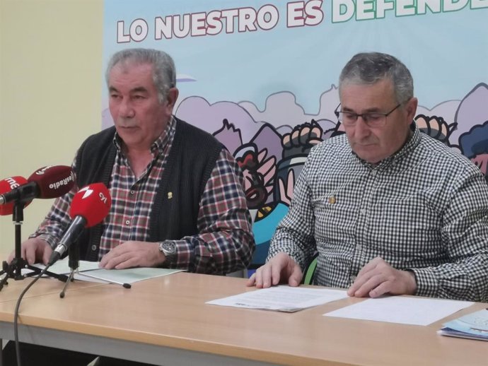 El secretario general de UGAL-UPA, Aurelio González (i), y el coordinador de COAG, Lorenzo Rivera, en la rueda de prensa de la Alianza UPA-COAG sobre el balance del año agronómico.