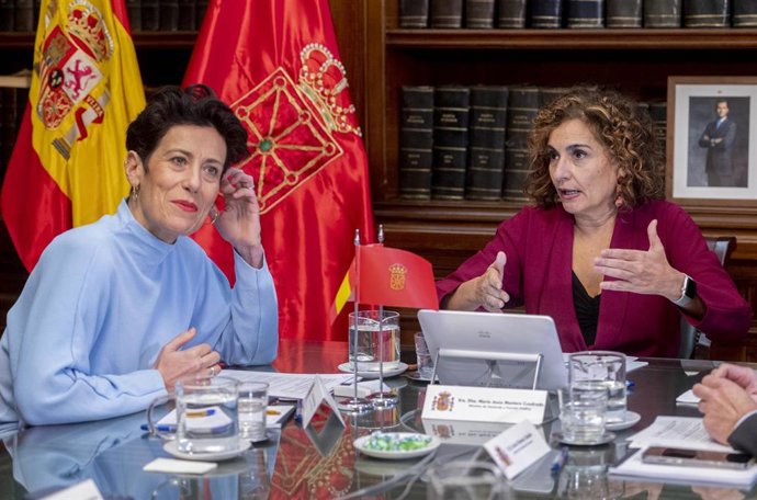 La consejera de Economía y Hacienda del Gobierno Navarro, Elma Saiz (i), y la ministra de Hacienda y Función Pública, María Jesús Montero (d), durante su reunión en la Comisión Coordinadora del Convenio Económico de Navarra, en la sede del Ministerio, a