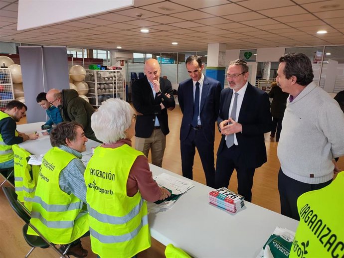 Visita del concejal de Deportes al Centro Deportivo Lobete donde se ha abierto la oficina de la Carrera San Silvestre