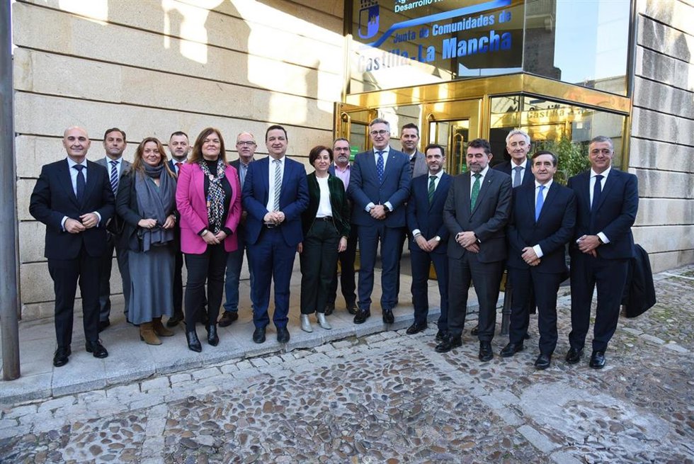 El consejero de Agricultura, Agua y Desarrollo Rural, Francisco Martínez Arroyo, junto a los responsables de las siete entidades financieras con las que se ha firmado el acuerdo