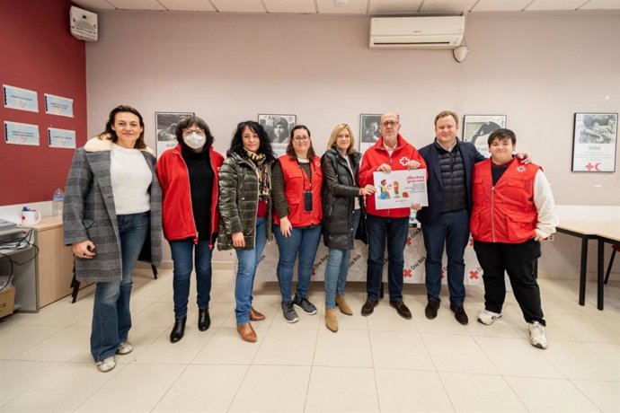 Ciudadanos participa en la entrega de juguetes a Cruz Roja y visita la Institución Sagrado Corazón en Albacete.