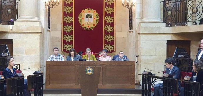 La Mesa de las Juntas Generales de Bizkaia en el pleno de este miércoles.