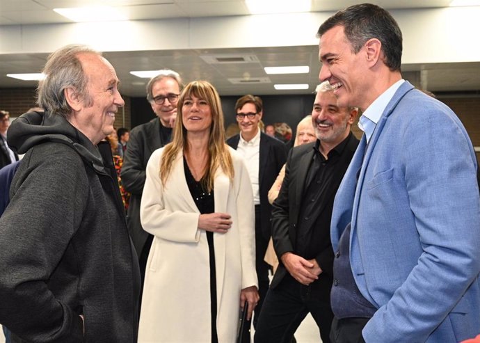 El presidente del Gobierno, Pedro Sánchez, con el cantautor Joan Manuel Serrat en su último concierto.