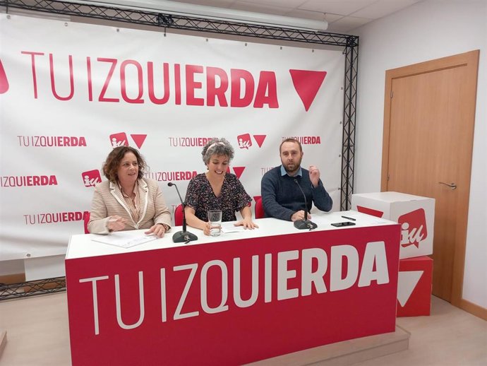 Eunate García flanqueada por Henar Moreno y Diego Mendiola (IU)