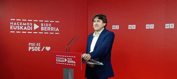 El secretario general del PSE-EE, Eneko Andueza, en una rueda de prensa celebrada en Bilbao