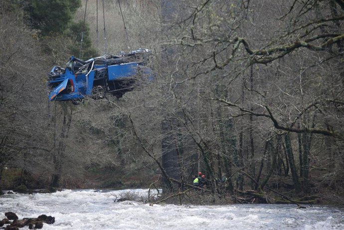 Una grúa participa en la labor de izado del autobús accidentado para sacarlo del cauce del río Lérez, a  27 de diciembre de 2022, en Cerdedo-Cotobade, Pontevedra, Galicia (España). Un servicio de grúas se ha desplazado al lugar con el objetivo de intent