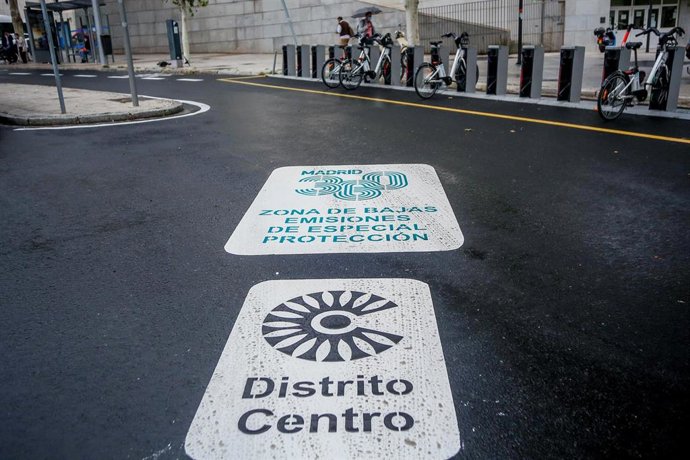 Archivo - Una señal en el suelo marca la Zona de Bajas Emisiones de Especial Protección (ZBEDEP)