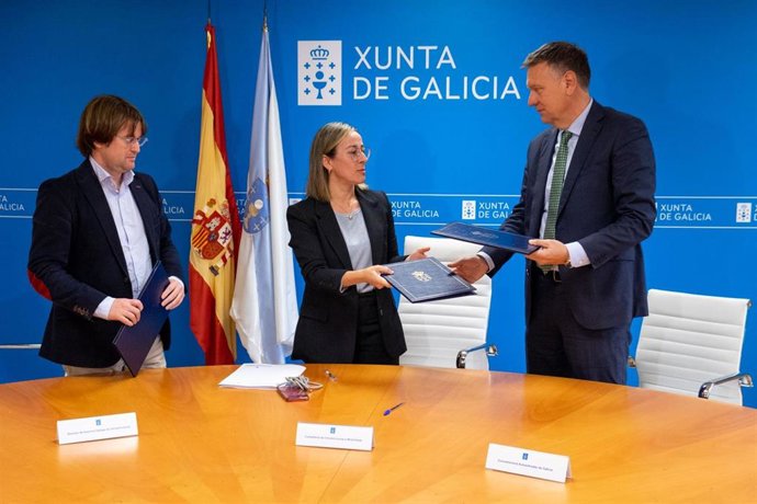 La conselleira de Infraestruturas, Ethel Vázquez, firma el convenio entre la Xunta y Autoestradas de Galicia para congelar los peajes de autopistas autonómicas A Coruña-Carballo (AG-55) y Val Miñor (AG-57)