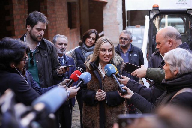 La consejera de Fomento, Marifrán Carazo, atiende a los medios en las obras de construcción de pisos en alquiler para jóvenes en Sevilla capital.