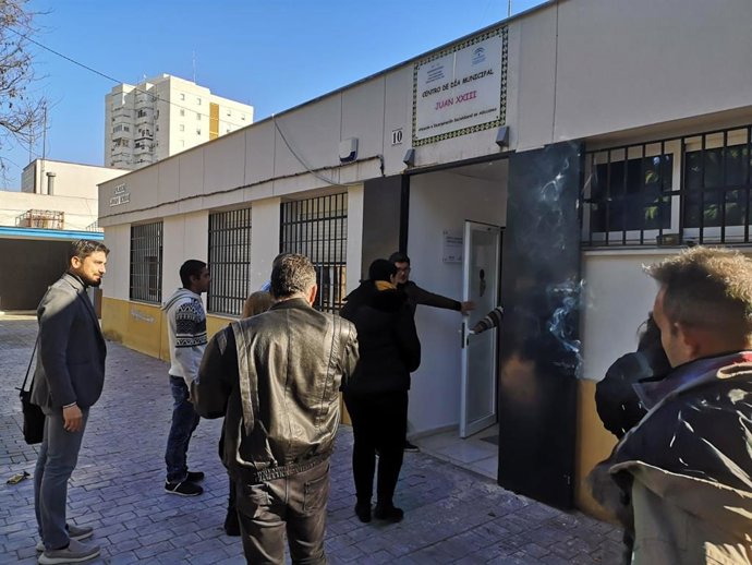 El candidato de IU a la Alcaldía de Sevilla, Ismael Sánchez, ha visita el Centro de Día Municipal Juan XXIII de Atención e Incorporación Sociolaboral en Adicciones.