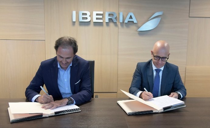 Archivo - Iberia y pilotos firman el nuevo convenio coletivo que recoge una subida salarial del 12% en cuatro años.