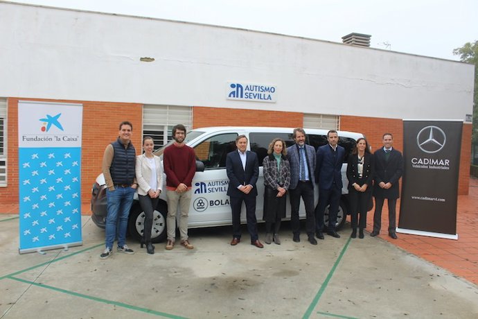Entrega del nuevo vehículo para Autismo Sevilla.