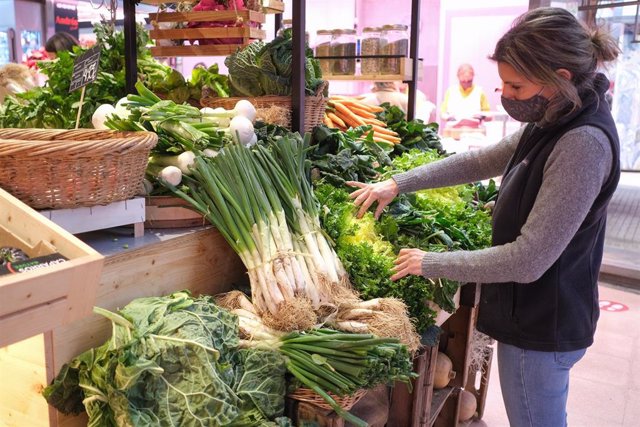 Archivo - Una mujer coloca los 'calçots’ en su establecimiento de verduras, a 28 de enero de 2022, en Maspujols, Tarragona, Catalunya (España). Comienza en la provincia de Tarragona la temporada de recogida de los ‘calçots’. Esta variedad de cebolla da lu