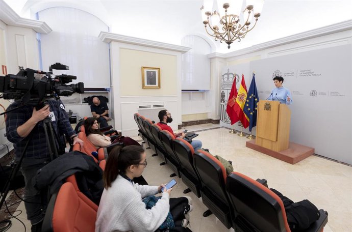 La consejera de Economía y Hacienda del Gobierno Navarro, Elma Saiz, realiza declaraciones tras su reunión con la ministra de Hacienda y Función Pública, María Jesús Montero, en la Comisión Coordinadora del Convenio Económico de Navarra, en la sede del 