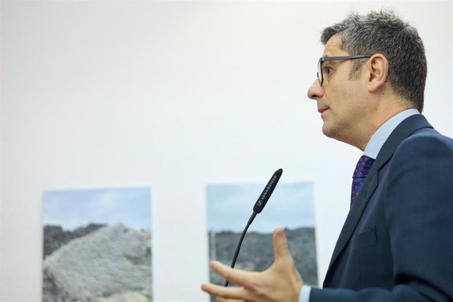 El ministro de la presidencia, Relaciones con las Cortes y Memoria Democrática, Félix Bolaños, interviene durante su visita a la exposición audiovisual ‘Tremor’, en la Delegación del Gobierno de Canarias en Madrid, a 28 de diciembre de 2022, en Madrid (Es