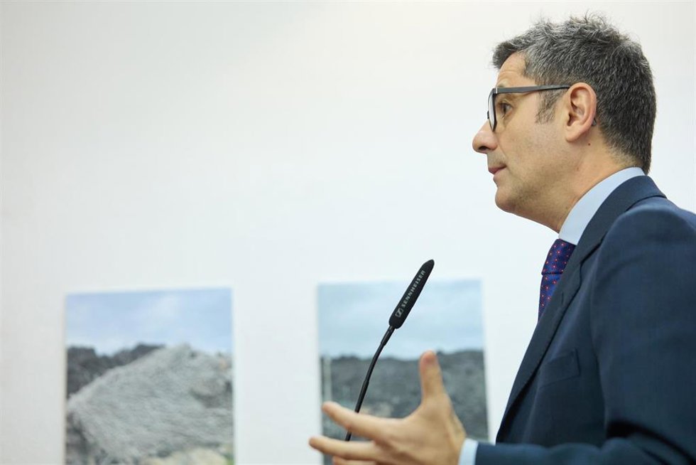 El ministro de la presidencia, Relaciones con las Cortes y Memoria Democrática, Félix Bolaños, interviene durante su visita a la exposición audiovisual Tremor, en la Delegación del Gobierno de Canarias en Madrid, a 28 de diciembre de 2022, en Madrid (