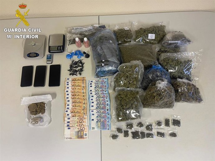 Droga, materiales y dinero en efectivo intervenidos en la operación 'Calateas' en Salamanca.