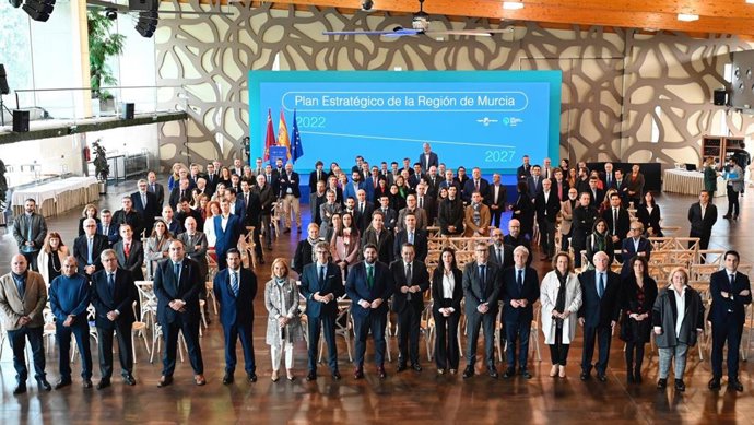 López Miras presenta el Plan Estratégico de la Región de Murcia 2022-2027 acompañado por representantes de las organizaciones y colectivos que han participado en su elaboración