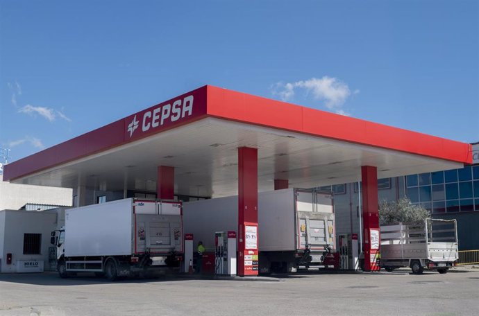 Archivo - Varios camiones repostan en una gasolinera