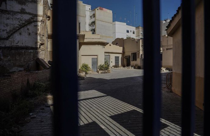 Vista de las naves de Zaidía tras los derribos iniciados por la propiedad este martes a pesar de no tener permiso del Ayuntamiento de Valncia. 