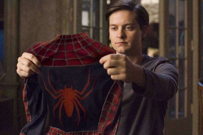 Tobey Maguire se quedó con dos trajes de Spider-Man... Y los usa en la cama