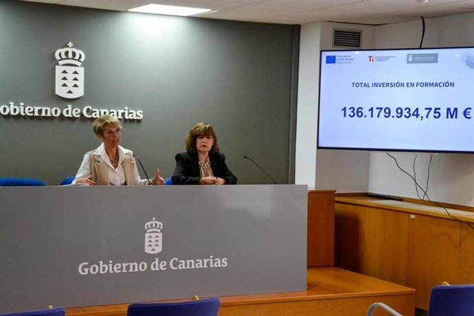 La consejera de Empleo de Canarias, Elena Máñez, y la directora del SCE, Dunnia Rodríguez
