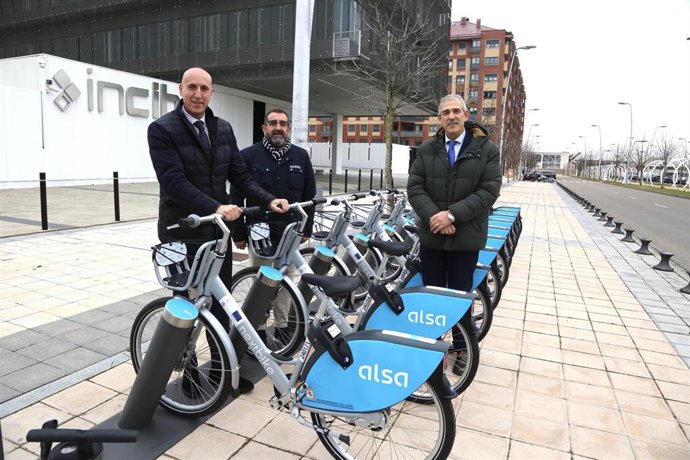 El alcalde, José Antonio Diez, visita una nueva estación de préstamo de bicicletas en León.
