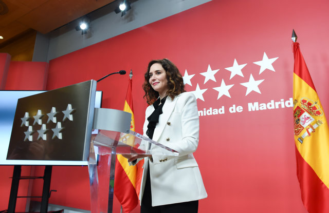 La presidenta de la comunidad de Madrid, Isabel Díaz Ayuso, durante una rueda de prensa posterior a la reunión del Consejo de Gobierno de la Comunidad de Madrid, en la Real Casa de Correos, a 28 de diciembre de 2022, en Madrid (España)