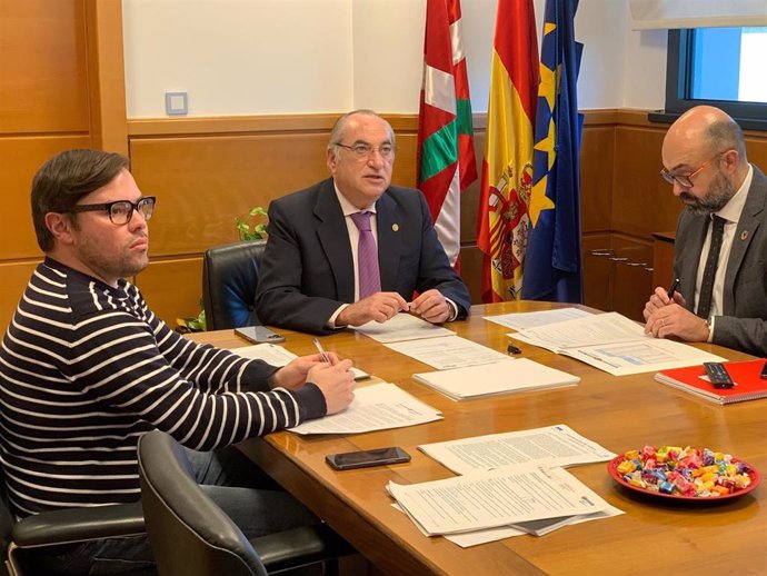 El consejero de Planificación Territorial, Vivienda y Transportes, Iñaki Arriola, en la reunión  de la Autoridad del Transporte de Euskadi