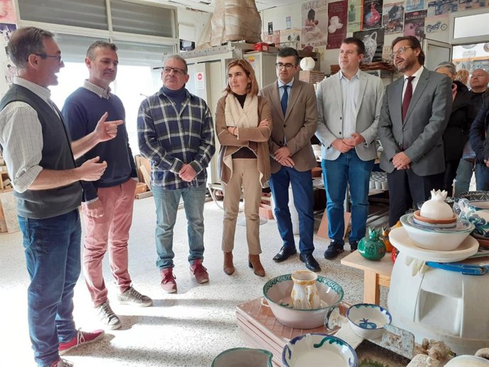 Visita de la Junta y el Ayuntamiento de Monachil al taller de alfarería de los Hermanos Casares