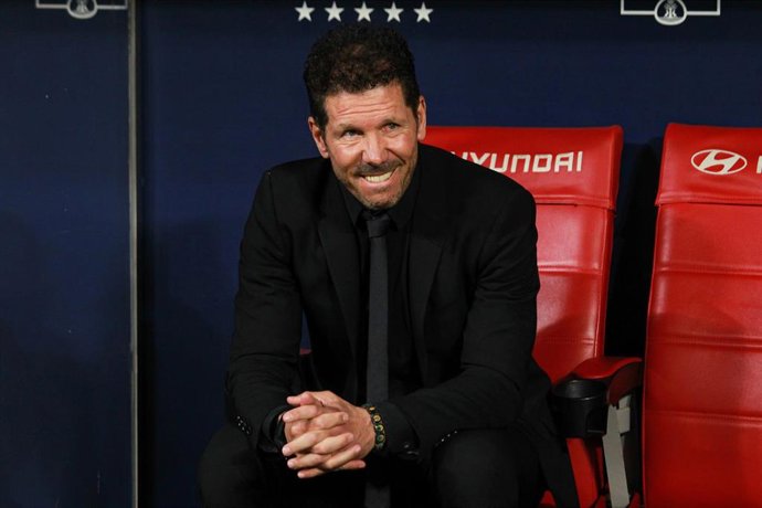 Archivo - El entrenador del Atlético de Madrid, Diego Pablo Simeone, sentado en el banquillo. 
