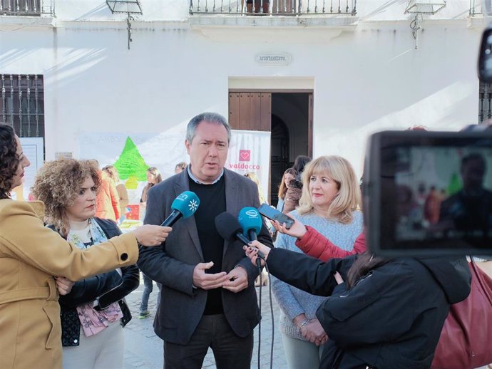 El secretario general del PSOE-A, Juan Espadas, atiende a los medios en Cortegana (Huelva).