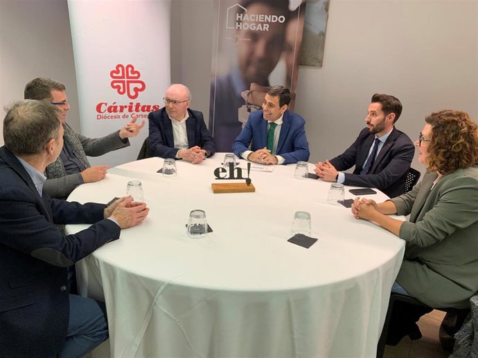 El consejero Díez de Revenga, acompañado por el director general de Vivienda, José Francisco Lajara, en una reunión con el director y el secretario general de Cáritas, J. A. Planes y Juan Antonio Illán, y la responsable de Acción Social, Laura Pedreño