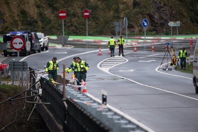 Un equipo especializado de la Guardia Civil participa en la reconstrucción del accidente del autobús siniestrado en el río Lérez, a 28 de diciembre de 2022, en Cerdedo-Cotobade, Pontevedra, Galicia (España). El equipo especial de la Guardia Civil de Mér