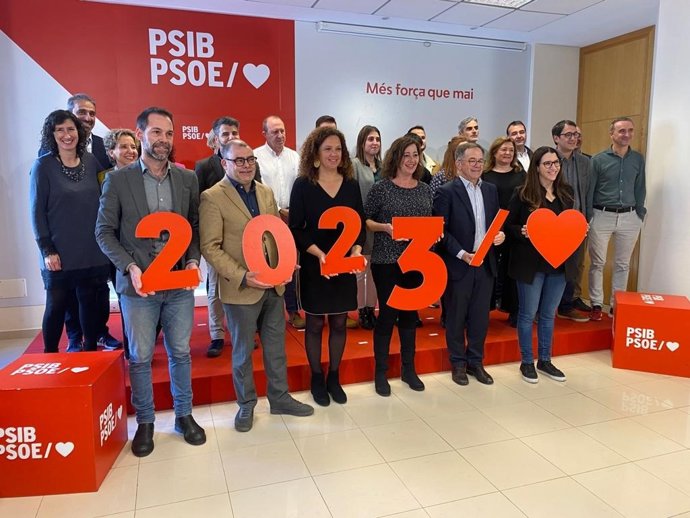 Dirigentes y miembros del PSIB, en la sede del partido.