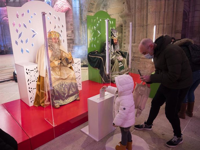 Archivo - Una niña entrega su carta a  los reyes en una cabalgata estática en el parque de Bonaval, a 5 de enero de 2022, en Santiago de Compostela, A Coruña, Galicia (España). Desde la cancelación del desfile, la recepción de los Reyes Magos se ha ampl