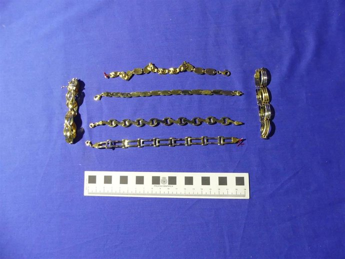 Pulseras recuperadas después del robo en la joyería de Salamanca.