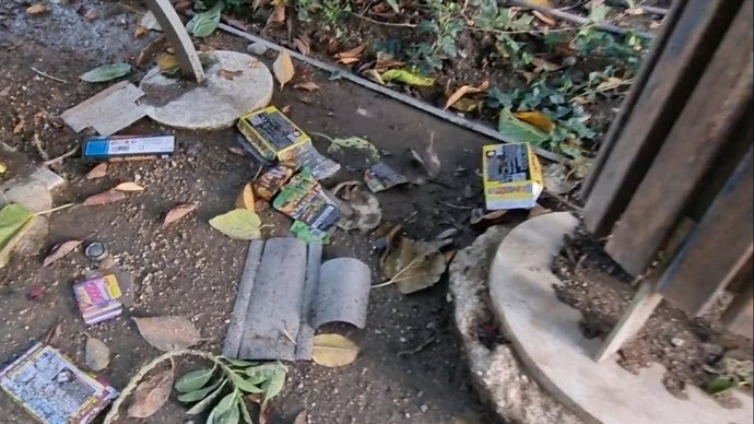 Restos de pirotecnia en el Parque de Málaga.