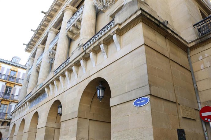 Denuncian la colocación de pegatinas sobre los letreros oficiales que tapan el nombre de la plaza de la Constitución de San Sebastián