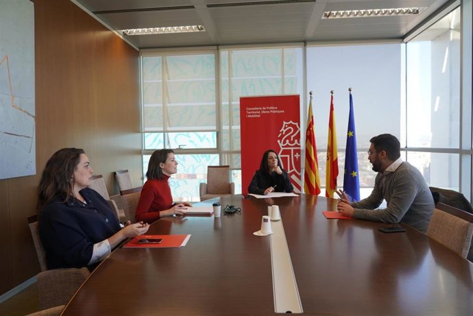 Reunión de la consellera Rebeca Torró con la secretaria autonómica María Perez, la directora gerente de FGV, Anas Menguzzato, y el director de la ATMV, Manuel Martínez
