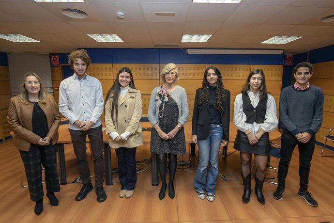 La Consejera De Educación Y Formación Profesional, Marina Lombó, Recibe A Los Alumnos Galardonados Con Los Premios Extraordinarios De Bachillerato En El Curso 2021/2022 Y 2017/2018