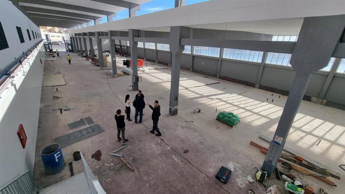 La presidenta del Puerto de Almería visita las obras del segundo centro de venta de pescado.