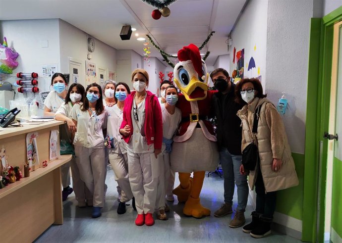 Representantes del centro comercial Vallsur han visitado a las familias hospitalizadas en la planta de pediatría del Hospital