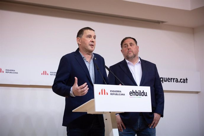 Archivo - El coordinador general de EH Bildu, Arnaldo Otegi, y el líder de ERC, Oriol Junqueras