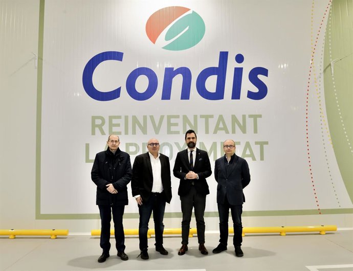 El conseller d'Empresa i Treball, Roger Torrent, durant la visita a les installacions de Condis de Mercabarna